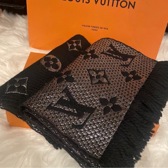🎁 NWOT Louis Vuitton Logomania Scarf Black Metallic Silver - Picture 3 of 5